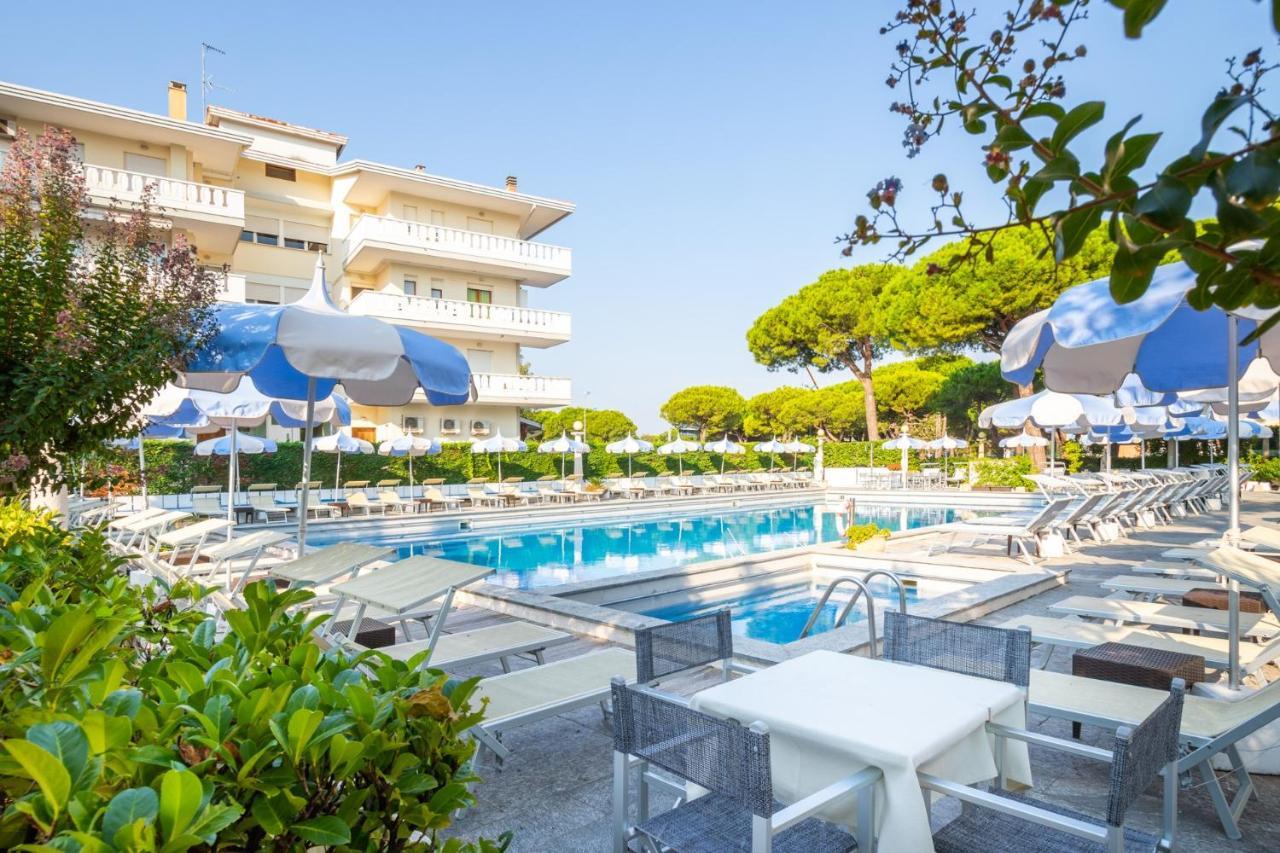 Hotel Al Cigno Lignano Sabbiadoro Exterior photo