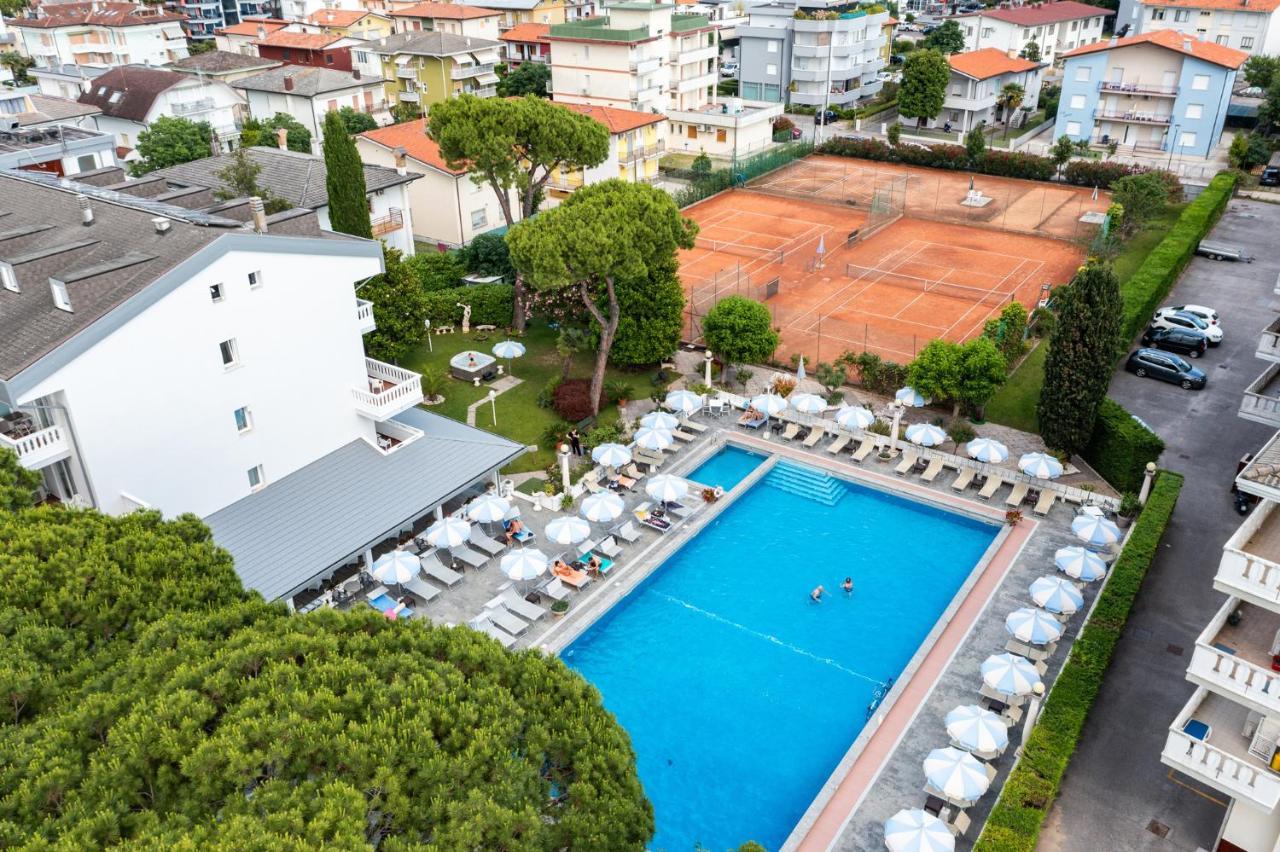 Hotel Al Cigno Lignano Sabbiadoro Exterior photo